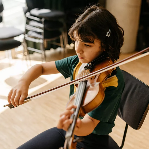 Ein Kind spielt Geige