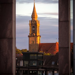 Blick auf den Turm der Friedenskirche