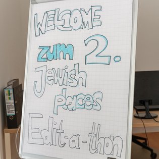 Flipchart mit dem Text: Welcome zum 2. Jewish-Places-Edit-a-thon