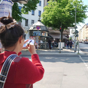 Bild einer Frau, die gerade eine Stadtansicht auf einem Blatt Papier skizziert.