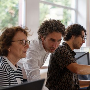 Dr. Robert Ogman gemeinsam mit zwei anderen Personen an der Arbeit an Jewish Places