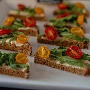 Nahaufnahme von belegten Brötchen