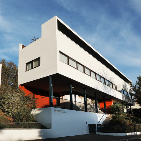 Weissenhofmuseum Haus Le Corbusier von aussen bei Sonnenschein und blauem Himmel