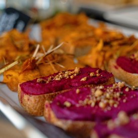 Nahaufnahme von Brotscheiben mit verschiedenen Aufstrichen