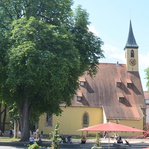 Ansicht auf einen Platz mit der Kreuzkirche im Hintergrund