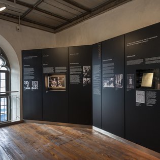 Blick in den Ausstellungsbereich mit einer Informationswand