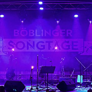Blick auf die Bühne der Alten TÜV-Halle bei Veranstaltung Songtage